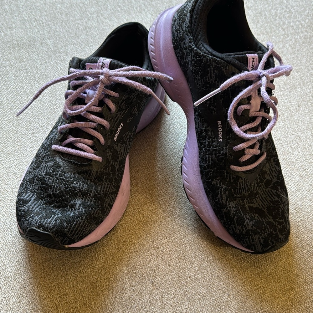 Women’s Brooks Launch 6 shoes purple and black size 7